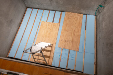 【11】床作り「防湿シート、根太、スタイロフォーム、捨て貼り合板」