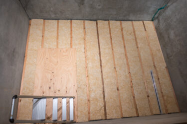 【13】床作り「ロックウール敷き詰めと捨て貼り合板」