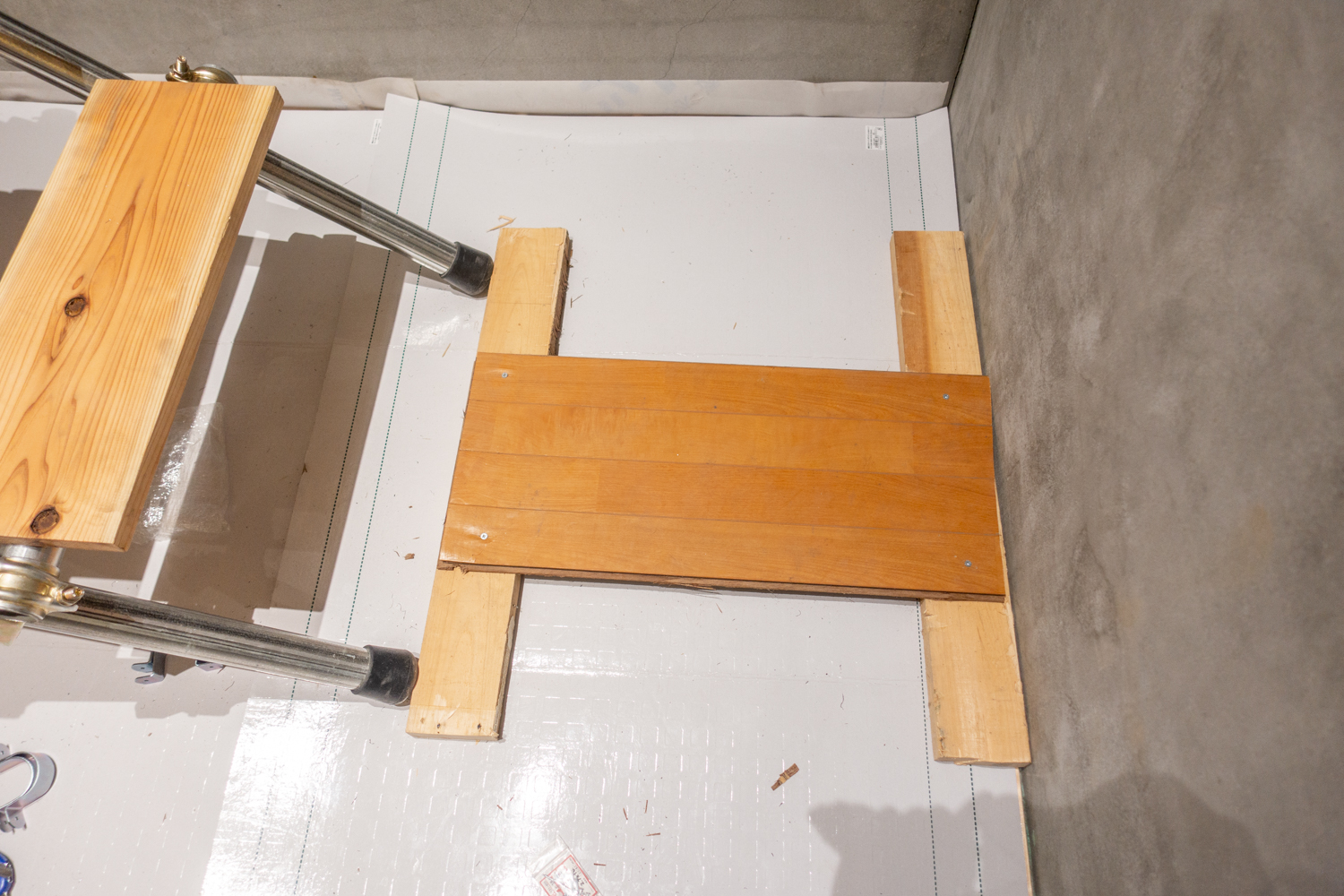 自作単管パイプ階段、ずれないように抑えの板作った